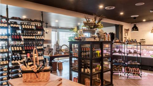 a store filled with lots of bottles of wine at Hôtel & cie in Sainte-Anne-des-Monts