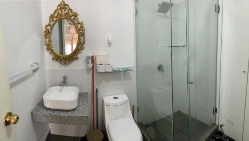 een badkamer met een douche, een toilet en een wastafel bij VERSALLES APARTMENT in Lima