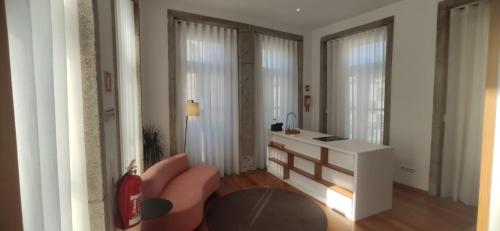 een woonkamer met een roze bank en een aanrecht bij Stay in Apartments - S. Bento in Porto