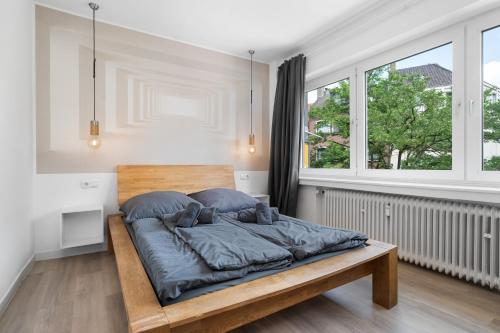 Cama en habitación con ventana grande en Apartment 6, direkt am Bahnhof en Aquisgrán