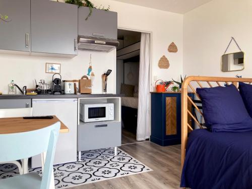 a small apartment with a kitchen and a bed at Studio du vieux port in Quiberon