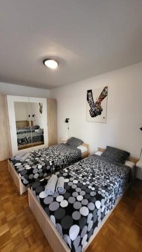 1 dormitorio con 2 camas en una habitación en Apartment Davor, en Pula