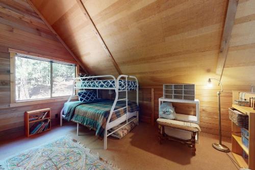 a bedroom with a bunk bed in a cabin at Cabin Chalet in Truckee