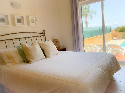 ルースにあるOCEAN VIEW VILLA BELAMARのビーチの景色を望むベッドルーム1室(ベッド1台付)