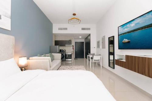 um quarto com uma cama e uma sala de estar em Urban Caves - Stylish Condo Near Marina Walk With City Views em Dubai