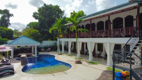 ośrodek z basenem i budynkiem w obiekcie Ocean View Lodge w mieście Cahuita