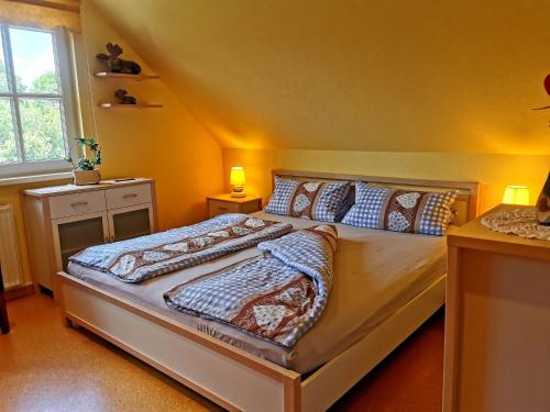 um quarto com 2 camas e almofadas em Ferienhaus Gartower See em Gartow