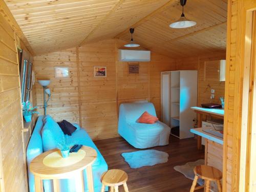 ein Wohnzimmer mit einem blauen Sofa und einem Tisch in der Unterkunft Domek in Świnoujście