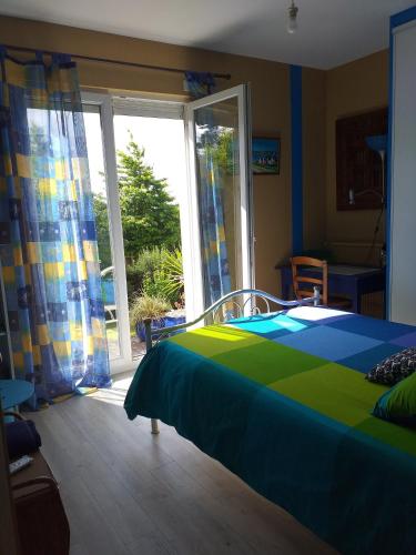 une chambre avec un lit et une grande fenêtre dans l'établissement Welcome, à Pontivy