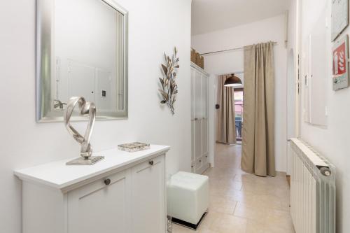 La salle de bains blanche est pourvue d'un lavabo et d'un miroir. dans l'établissement Apartment Carmen, à Matulji
