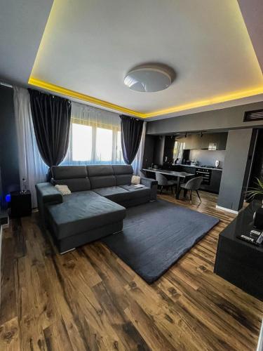 - un salon avec un canapé et une table dans l'établissement Relax House, à Craiova