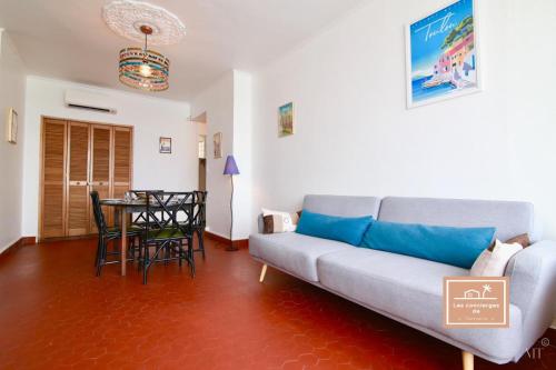 un salon avec un canapé et une table dans l'établissement Le Grand Charles, Climatisé, à Toulon
