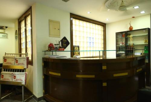 una grande stanza con bar in un negozio di Capital O J2 Service Appartment a Chennai