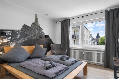 Cama en habitación con ventana grande en Apartment 8, direkt am Bahnhof, en Aachen
