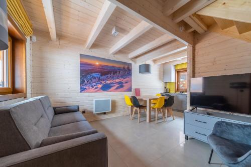 a living room with a couch and a table at Górskie Wytchnienie Domki Karkonosze in Piechowice