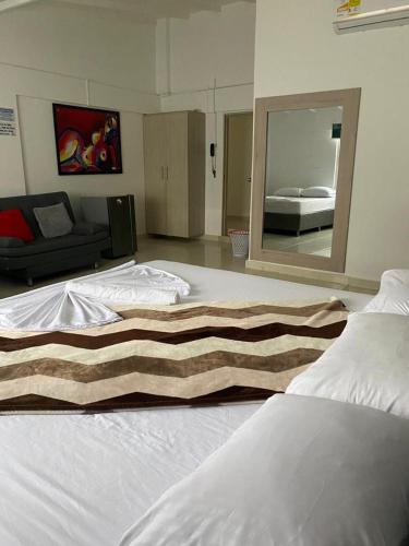 Postel nebo postele na pokoji v ubytování Hotel Monaco