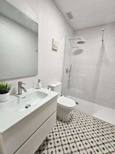 W łazience znajduje się umywalka, toaleta i prysznic. w obiekcie SOL Y PLAYA w mieście San Fernando