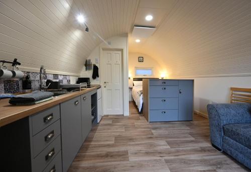 Η κουζίνα ή μικρή κουζίνα στο Pinemarten Lodge