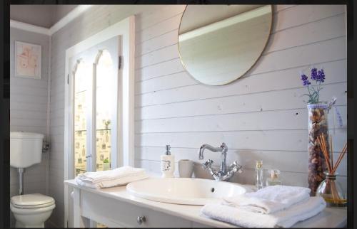 La salle de bains est pourvue d'un lavabo, de toilettes et d'un miroir. dans l'établissement Casale di mamma Antonella, à Arezzo