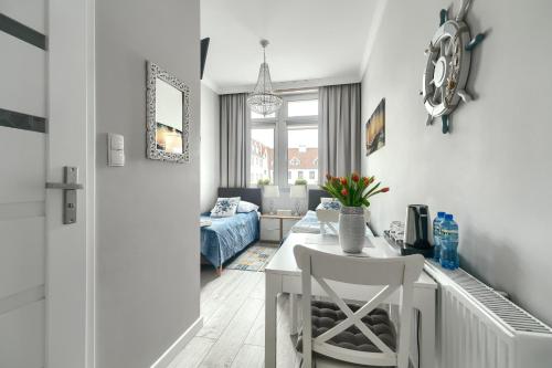 a kitchen and living room with a table and chairs at Stawa Villa & Apart in Świnoujście