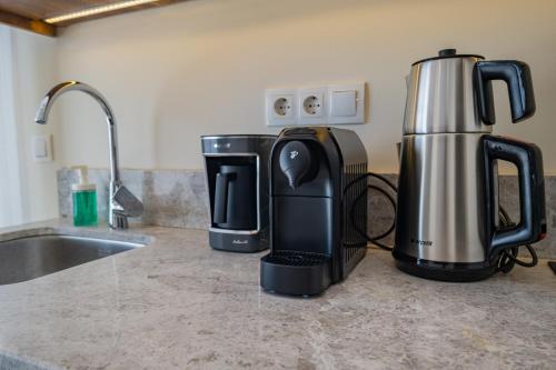 Kemudahan buat kopi dan teh di BD SUITES