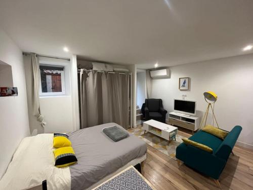 une chambre avec un lit, une chaise et une télévision dans l'établissement Studio centre village, à Bocognano