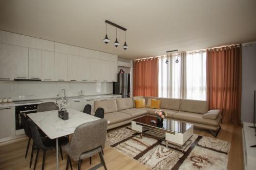 un soggiorno con divano e tavolo di City Center Apartment Scutari a Shkodër