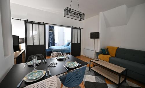 Ruang duduk di 3 Appartements Premium au pied de la Cathédrale - Hypercentre