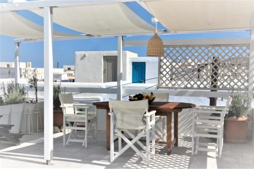 Balkón alebo terasa v ubytovaní White cycladic town house with sea vew
