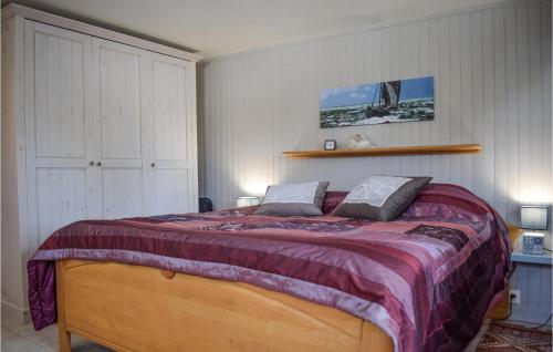 ein Schlafzimmer mit einem großen Bett mit einer lila Decke in der Unterkunft Belle Maison 450 M De La Plage in Ploulech