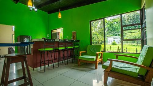 フォルトゥナにあるGreen Leaf Houseの緑の椅子付きのバーがある緑の部屋