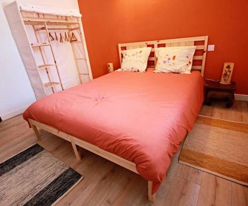 1 dormitorio con 1 cama grande con sábanas rojas en Appartement Cathédrale St Front, en Périgueux