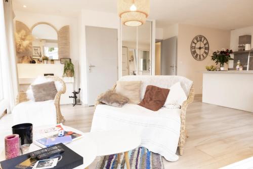 Maison 3 ch 6 pers Sanary vue dominante mer - plage à 400 m - accès piscine - jardin - wifi - terrasse - pergola bioclimatique - climatisation - location par semaine complète