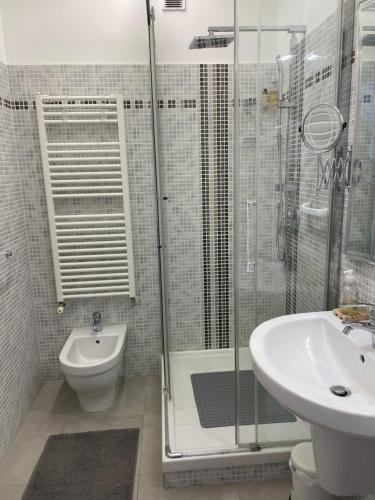 uma casa de banho com um chuveiro, um WC e um lavatório. em Aux portes de Monaco superbe T3 vue mer em Roquebrune-Cap-Martin