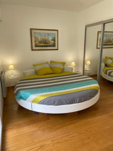 เตียงในห้องที่ Aux portes de Monaco superbe T3 vue mer