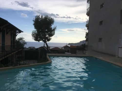 une piscine au milieu d'un immeuble dans l'établissement Aux portes de Monaco superbe T3 vue mer, à Roquebrune-Cap-Martin