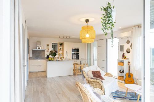 Kuchyň nebo kuchyňský kout v ubytování Maison 3 ch 6 pers Sanary vue dominante mer - plage à 400 m - accès piscine - jardin - wifi - terrasse - pergola bioclimatique - climatisation - location par semaine complète