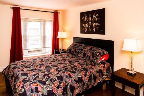 1 dormitorio con 1 cama y una ventana con cortinas rojas en Luxurious condo (1100 sq2) /private elevator! en Quebec