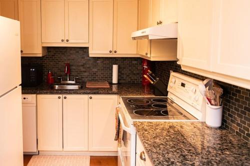 Η κουζίνα ή μικρή κουζίνα στο Luxurious condo (1100 sq2) /private elevator!