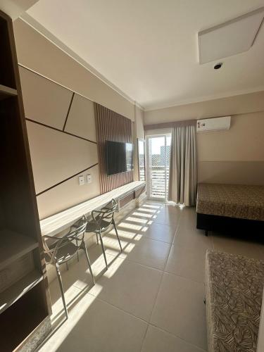 a room with a bed and a table and chairs at Spazzio DiRoma / Acqua park in Caldas Novas