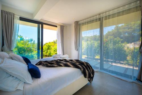 a bedroom with a bed and a large window at Luxury Hidden Oasis - Greca in Lumbarda