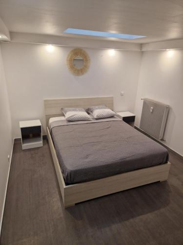 une chambre avec un lit dans une pièce dans l'établissement Souplex avec place de parking, à Antibes