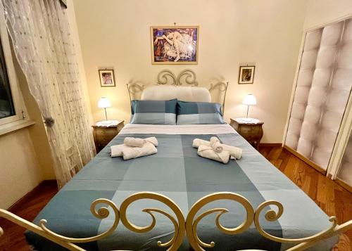 ローマにあるCiak…si affittaのベッドルーム1室(タオル付)
