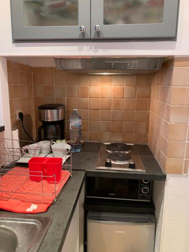 une cuisine avec une cuisinière et un évier dans l'établissement Studio renovated in the heart of Paris, à Paris