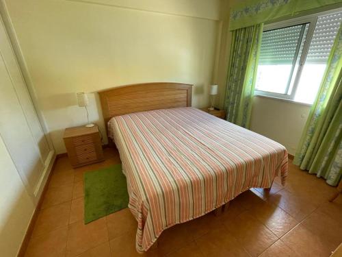 カバナス・デ・タビラにあるCabanas de Tavira Apartmentの小さなベッドルーム(ベッド1台、窓付)