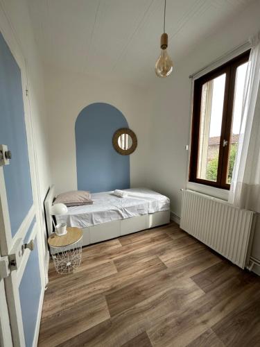 um quarto com uma cama e uma janela em Amiénoise 5 chambres proche Centre Ville em Amiens