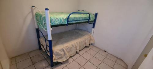 a small room with two bunk beds in a room at Casa El Amate in Emiliano Zapata