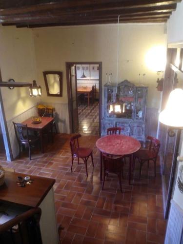 Habitación con mesa, sillas y comedor. en Fonda Can Llobet, en Santa María del Camí