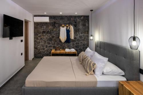 Postel nebo postele na pokoji v ubytování Potamida Suites