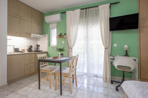 Кухня или мини-кухня в Zinnia Fully Equipped Apartment near City Centre
